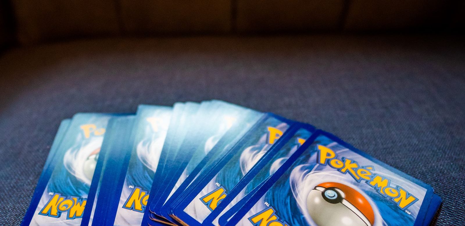 Pakjes Pokemon-kaarten op een stapel
