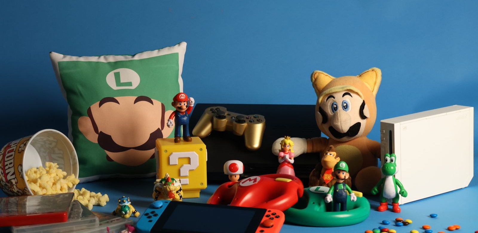 Super Mario-spullen rond een spelcomputer
