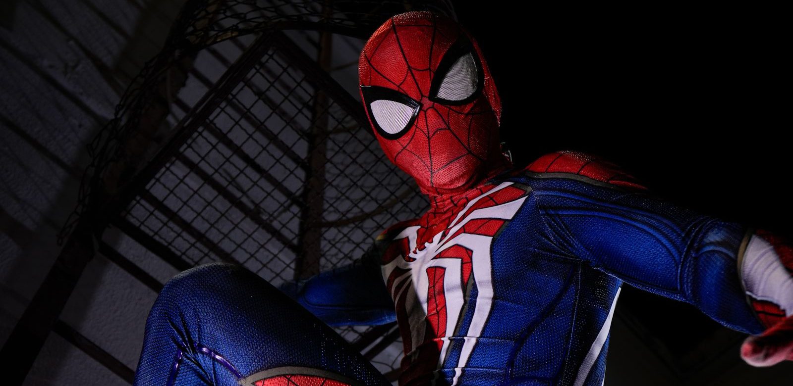 Iemand in een Spider-Man-pak in actie bij nacht