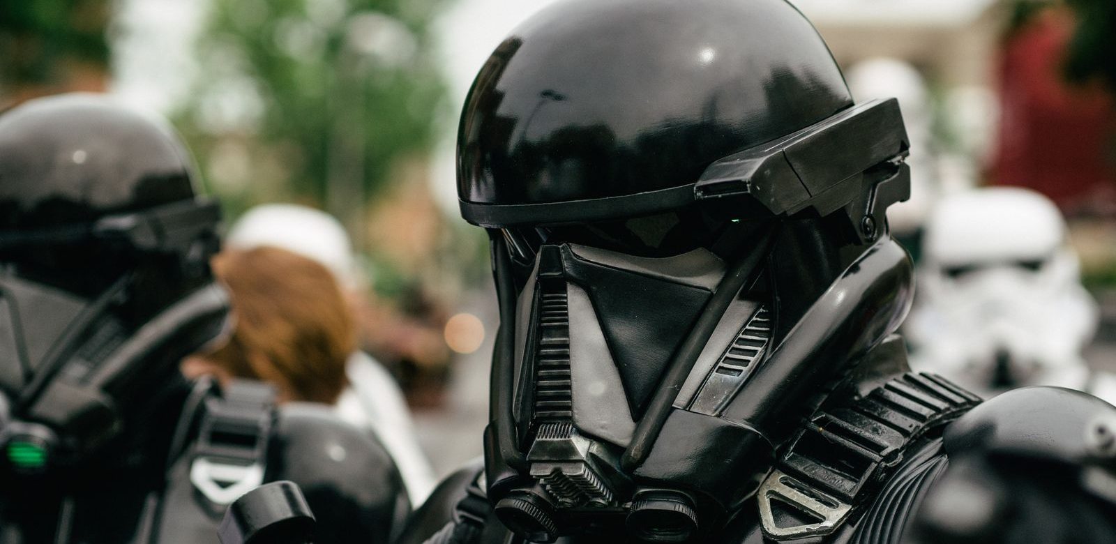 Twee figuren in zwarte Star Wars-helmen