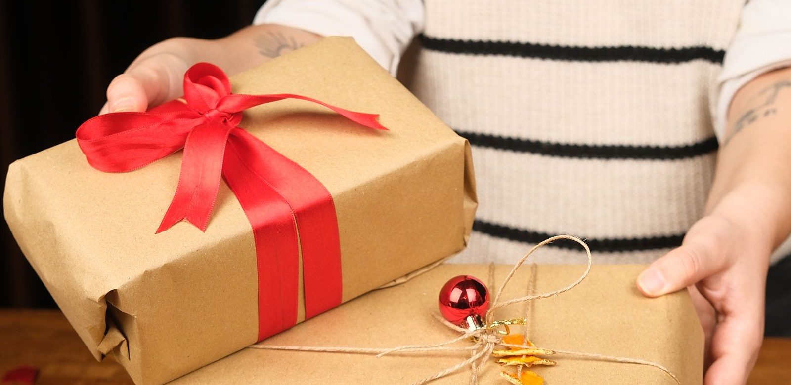 Handen houden ingepakte cadeaus vast