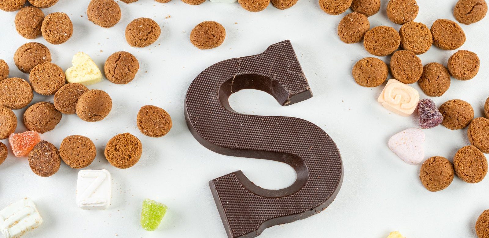 Een chocoladeletter S tussen de pepernoten