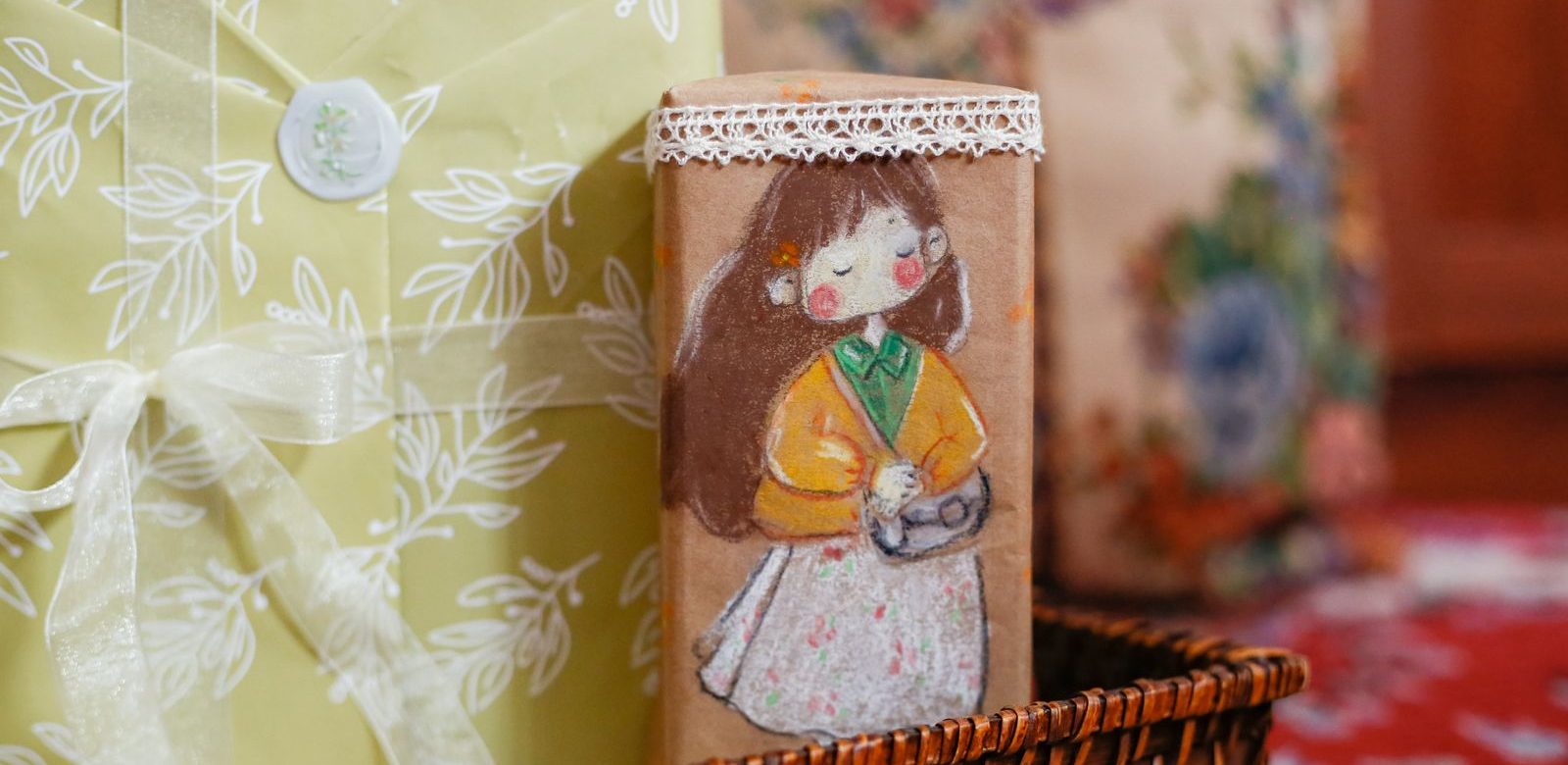 Ingepakte kerstcadeaus in een mand