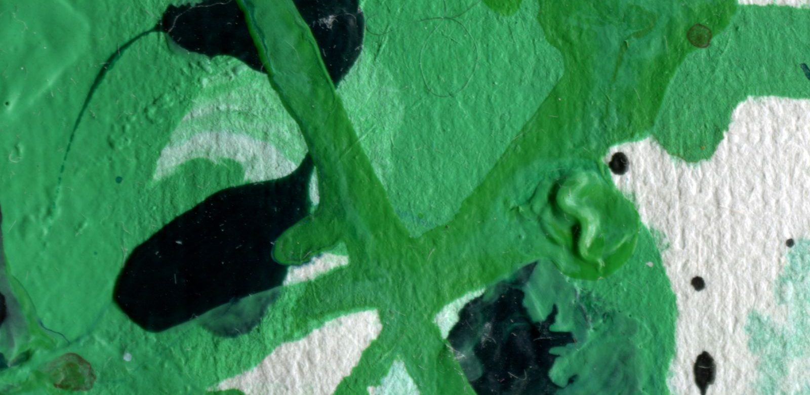 Vibrant abstract schilderij met groene en zwarte spatten op een gestructureerd oppervlak
