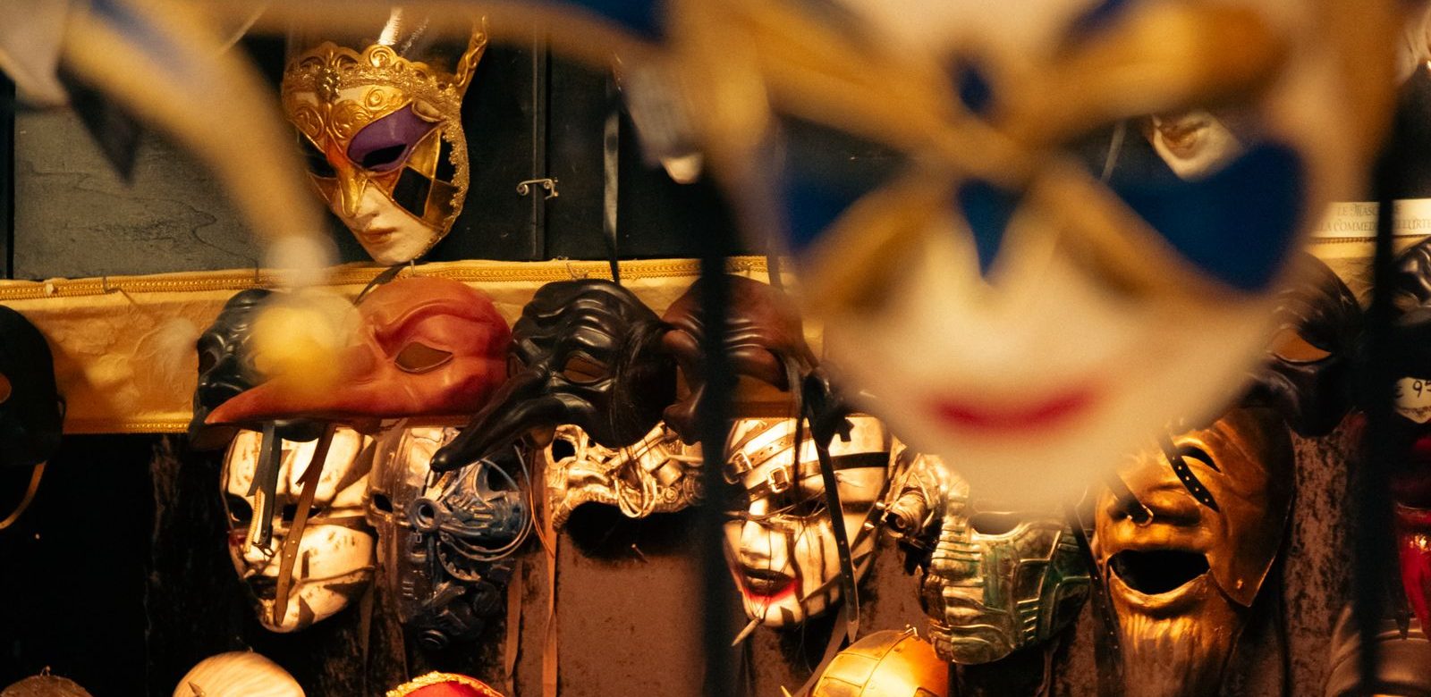 Venetiaanse maskers in een winkel