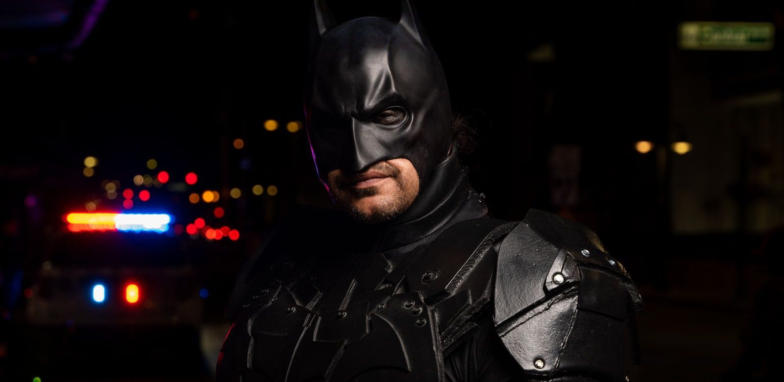 Iemand in een Batman-pak, 's avonds in de stad