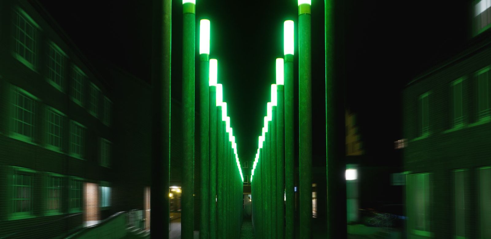 Een figuur in een groen verlichte gang