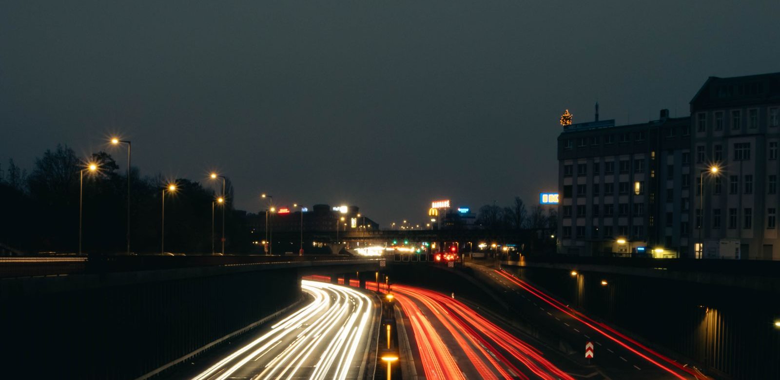 Levendige witte en rode lichtsporen vastgelegd op de Autobahn van Berlijn 's nachts