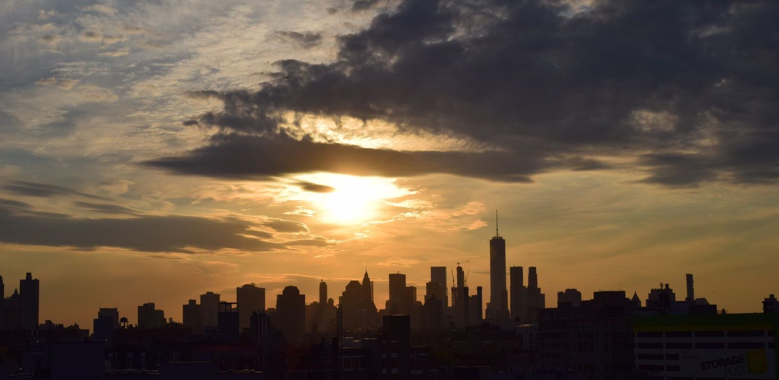 De skyline van een grote stad bij zonsondergang