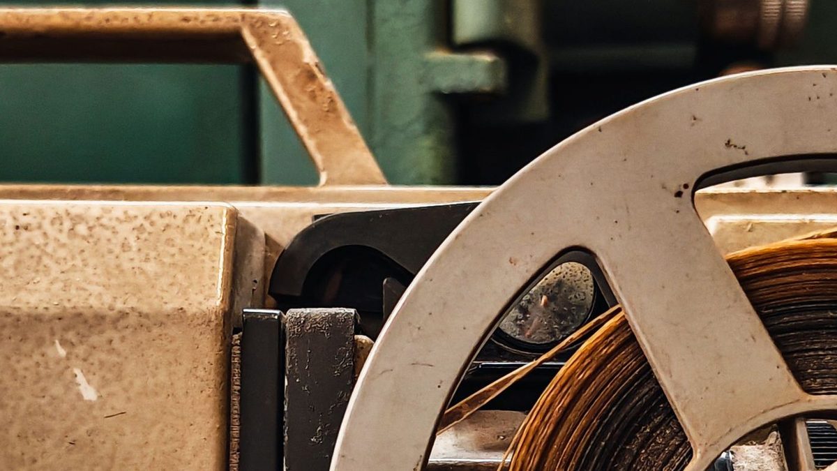 Close-up van een filmspoel met film in een oude filmprojector