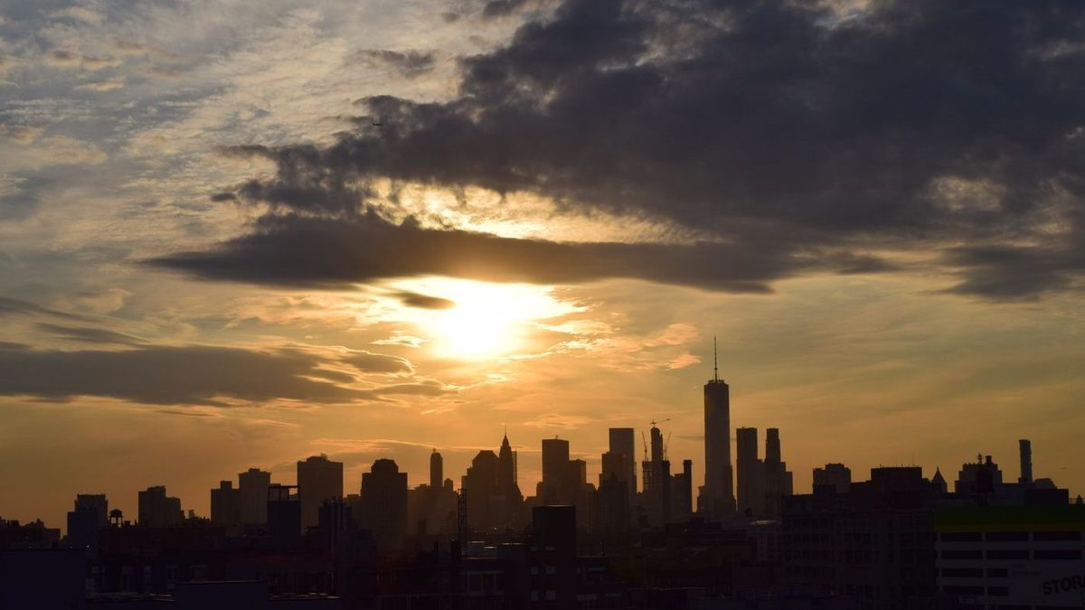 De skyline van een grote stad bij zonsondergang