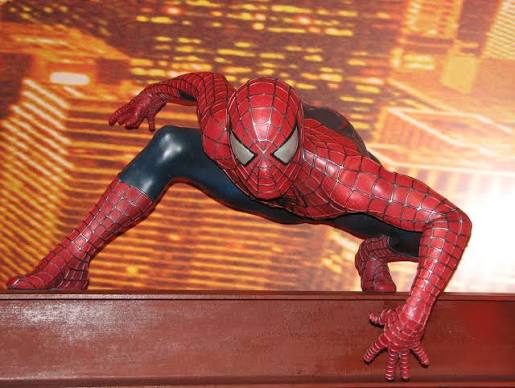 Spider-Man kruipt over een richel